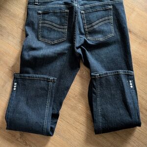 WHBM CHIC JEANS WITH BUTTON DETAL
